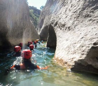 ¡Diversión asegurada en Teruel! Practica trekking acuático con la familia en Castellote