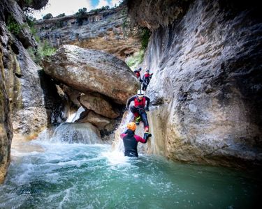 ¡Máxima aventura en Casbas de Huesca! Desciende los barrancos en la Sierra de Guara