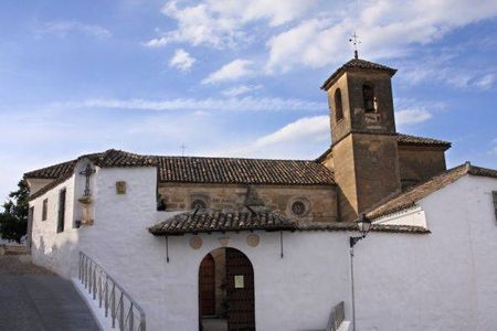 Descubre la Iglesia de San Juan y el Museo de Religiosidad popular en Alcalá la Real