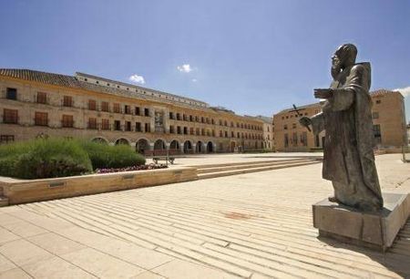 Descubre la Plaza de la Constitución en Baena