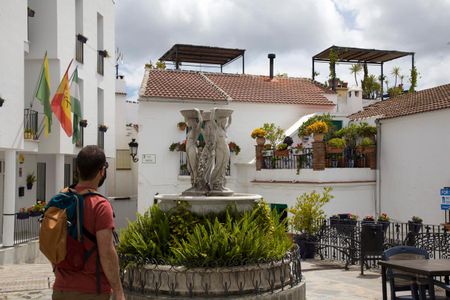 Visita la Plaza del pueblo y la Iglesia Nuestra Sra. de la Expectación en Canillas de Albaida